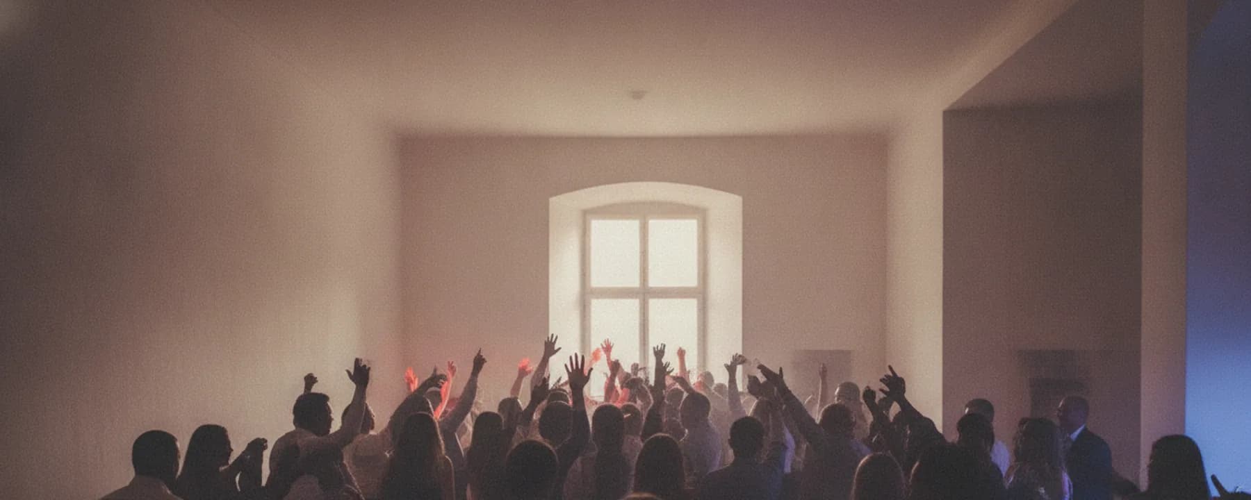 Volle Tanzfläche bei einer Hochzeitsfeier am Abend, in Bewegung