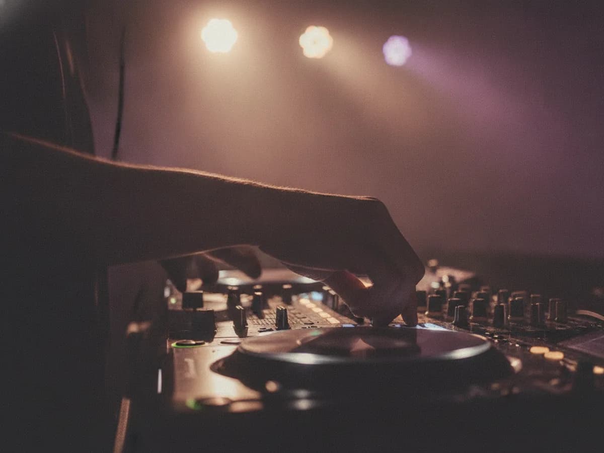 Hände an einem DJ-Mixer, Gesicht nicht sichtbar